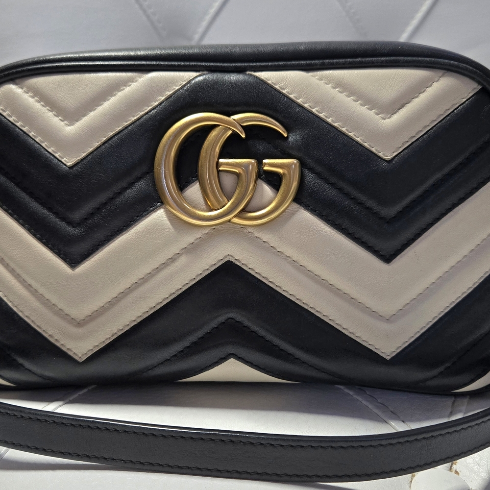 Gucci Black/cream Chevron Quilted Leather Marmont Mini Camera Bag. 8"×2.5"×4.8"